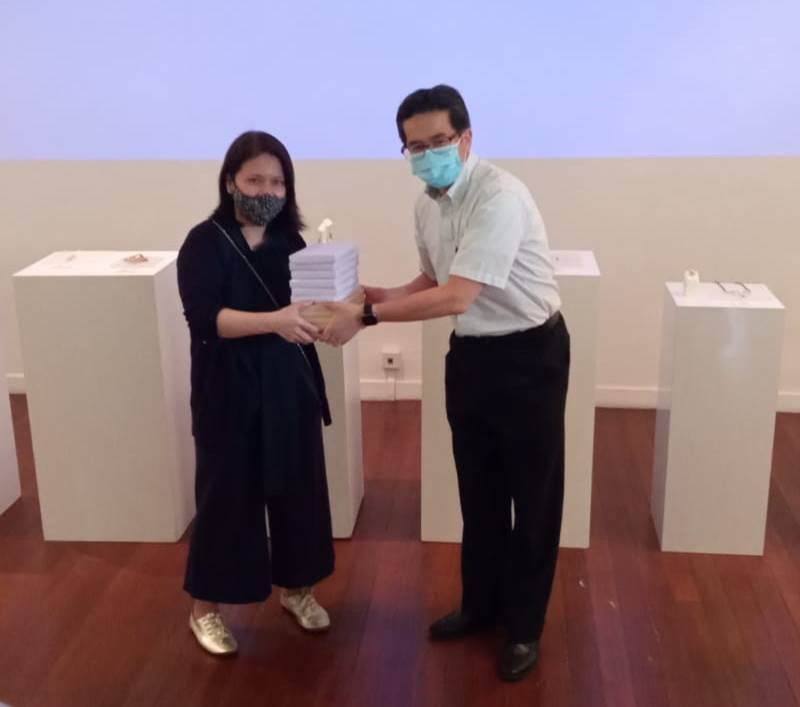 lecturer sandra tjia receiving award on behalf of student at japan cultural center